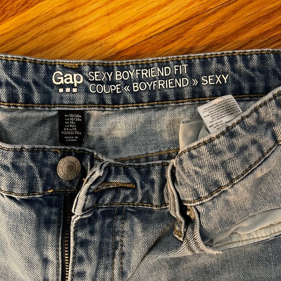 Size 10 Gap Jeans light wash - Picture 2 of 3